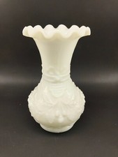 ancien vase en opaline de foire de couleur blanche en bon état