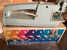 Vintage Machine à coudre portable RONCO 1972 fonctionne à piles.Dans sa boîte .