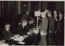 1 er mai, Travailleurs à la Bourse du Travail faisant pointer leurs cartes sydic