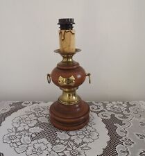 Pied de lampe rond en bois tourné milieu de siècle français avec étiquette et poignées dorées 1852 4069