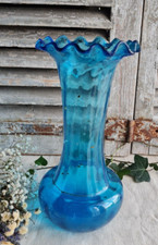 ANCIEN GRAND VASE EN VERRE MOULE SOUFFLE BLEU FESTONNAGE AU COL