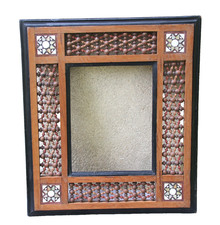 Cadre oriental en bois, décor de nacre et moucharabieh. 47 x 41 cm.