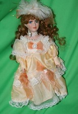POUPÉE en porcelaine cheveux