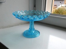 Ancienne petite coupe sur pied verre pressé moulé bleu fruits compotier bijoux.