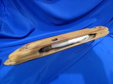 NAVETTE DE METIER A TISSER, ANCIENNE EN BOIS AVEC SA BOBINE.   REF 5743
