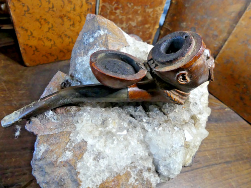 Pipe bois sculpte motif - pipe,