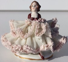 SUJET EN PORCELAINE - ÉLÉGANTE EN ROBE À DENTELLE - ALLEMAGNE - H. 7,5 cm