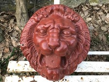 Gargouille tête de lion en fonte sortie de fontaine bassin deco château