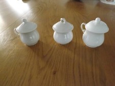 3 pots à crème en porcelaine de Paris.