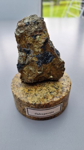 Pierre calcopirita sur socle - pierre,