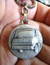Ancien porte clé Augis métal