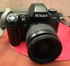 NIKON F80 avec 2 piles 2 X 3 V AF NIKKOR 28-80 mm zoom diam=58 inf-0.35m -1.1