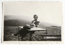 Femme table vue montagne chic Charmes - Photo ancienne snapshot