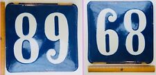 PLAQUE DE N° DE RUE, ANCIENNE, EN CÉRAMIQUE VERNISSÉE BLEU COBALT, N°68 OU 89