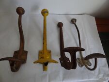 Lot de 4 portes manteau  ancien métal  d'école, bar etc... de 21 à 24cm  P3