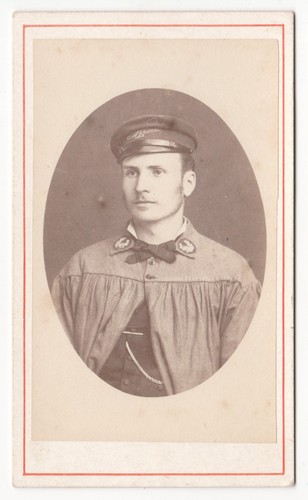 Jeune homme avec blouse - , et
