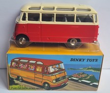 Autocar Mercedes Benz Rouge