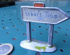 Une pancarte : décor train ou circuit auto, plomb ou étain, années 60, bon état.