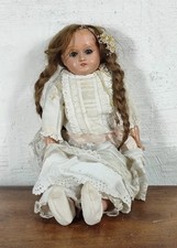 Ancienne et belle poupée en
