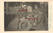 Soldats allemands avec moto