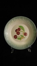 Assiette en faience barbotine de Saint Clément avec décor aux raisins
