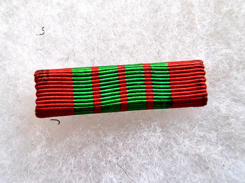 Une barrette médaille - médaille, "