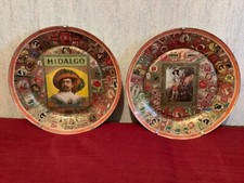 "LOT DE 2 ANCIENNES ASSIETTES MURALES AVEC COLLECTION DE BAGUES DE CIGARES »