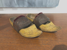 ANCIENNE PAIRE DE SABOTS D'ENFANT EN BOIS SCULPTÉ, BRIDES CUIR, ART POPULAIRE