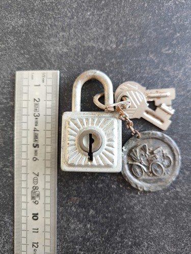 Cadenas ancien avec deux clés
