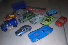LOT DE 12 PETITES VOITURES -