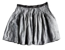 Jupe courte plissée déclinaison gris argentée soie Marithé François Girbaud