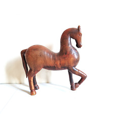 Art d'Asie: jolie sculpture ancienne en bois patiné représentant un cheval.