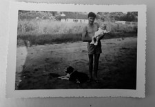 Homme torse nu pose en short