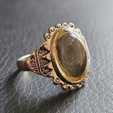 Bague imposante pierre ovale sur monture argentée aux décors exotiques taille 58