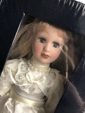 poupée de porcelaine ATLAS