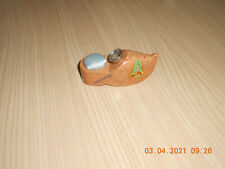 Petit sabot  en bois verni porte aiguilles ou épingles avec son dé 