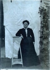 PLAQUE PHOTO VERRE 18 x 13 CM , NEGATIF , FEMME EN ROBE DEBOUT,  SELLETTE