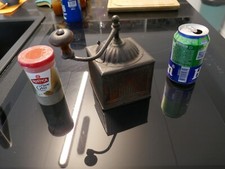 rare moulin à POIVRE en tole circa 1900,modèle à tabatiere,petite meule,10x10x15