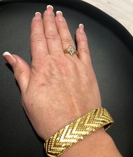 Superbe  bracelet plaqué or , Poinçon 18 Kt Poids : 53 Grs.  L: 19 Cm/ L 1.8 cm