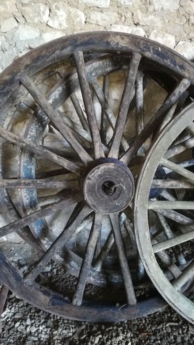 Véritable roue bois ancienne