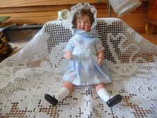 Jolie poupée de 20 cm