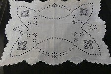 Napperon rectangulaire ancien brodé main