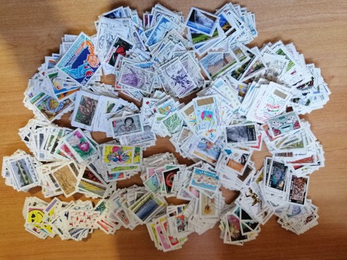 Gros lot 1300 timbres - gros,