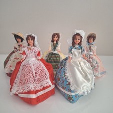 5 poupées folkloriques