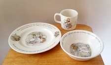 2 Assiettes, 1 Tasse – Porcelaine Wedgwood – Mrs. Tiggy-Winkle Beatrix Potter