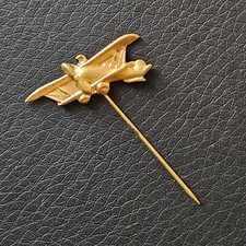 Épingle à cravate ou chapeau thème aviation ancien avion à hélice laiton