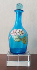 Ancienne carafe en verre bleu avec émaillage à chaux