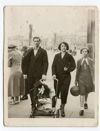 Portrait famille rue poussette