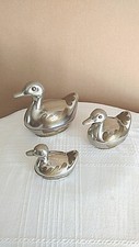 VINTAGE - FAMILLE DE 3 JOLIS CANARDS EN ÉTAIN AVEC PLUMES EN LAITON - 3 TAILLES 