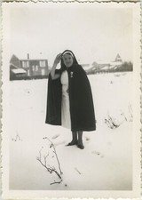 PHOTO ANCIENNE - VINTAGE SNAPSHOT-MILITAIRE MÉDECINE INFIRMIÈRE MÉDAILLE NEIGE 3